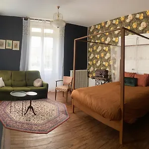 Chez Sir Guillaume De Castel. Hébergement de vacances Gannat